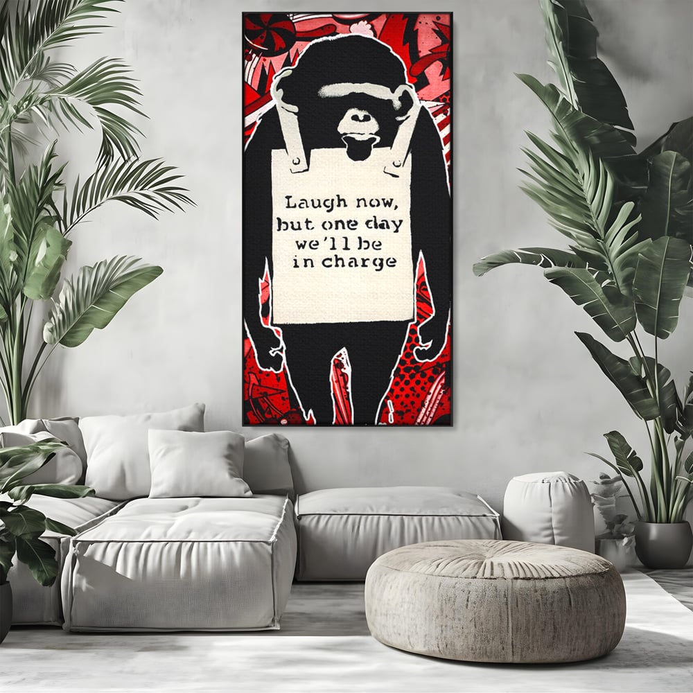 Tablou canvas cu tablou canvas cu cimpanzeu stilizat, in rama de aluminiu negru, pe perete intr-un living